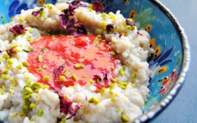 Ayurvedischer Kheer mit Erdbeerspiegel