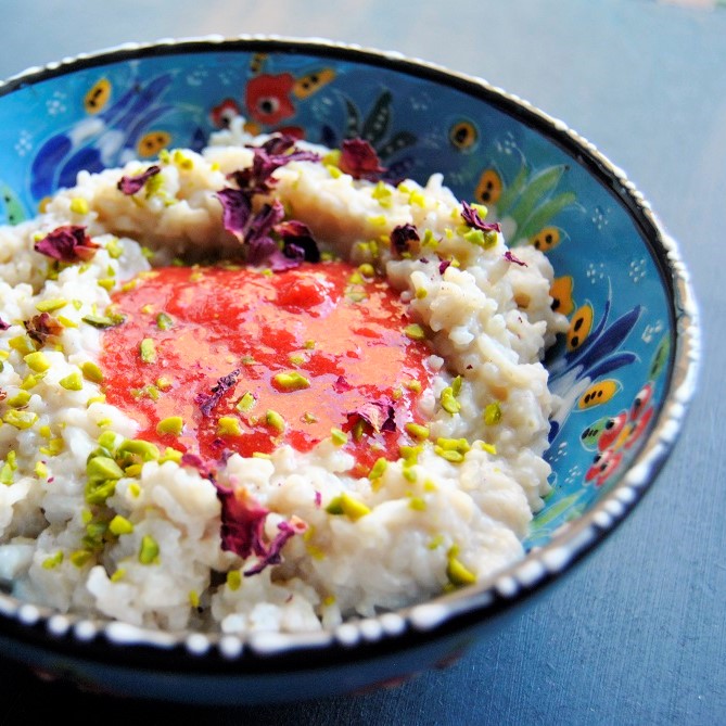 Ayurvedischer Kheer mit Erdbeerspiegel