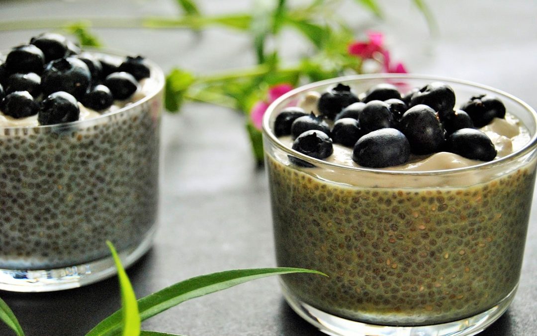Matcha Chia Pudding mit frischen Blaubeeren und Mandelcreme