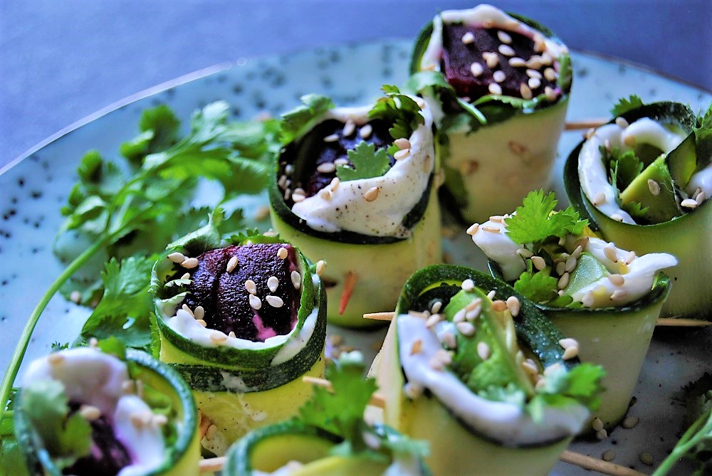Zucchiniröllchen mit rote Beete und Avocado Füllung