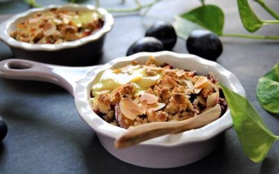 Zwetschgen Crumble mit Kurkuma Vanille Sauce
