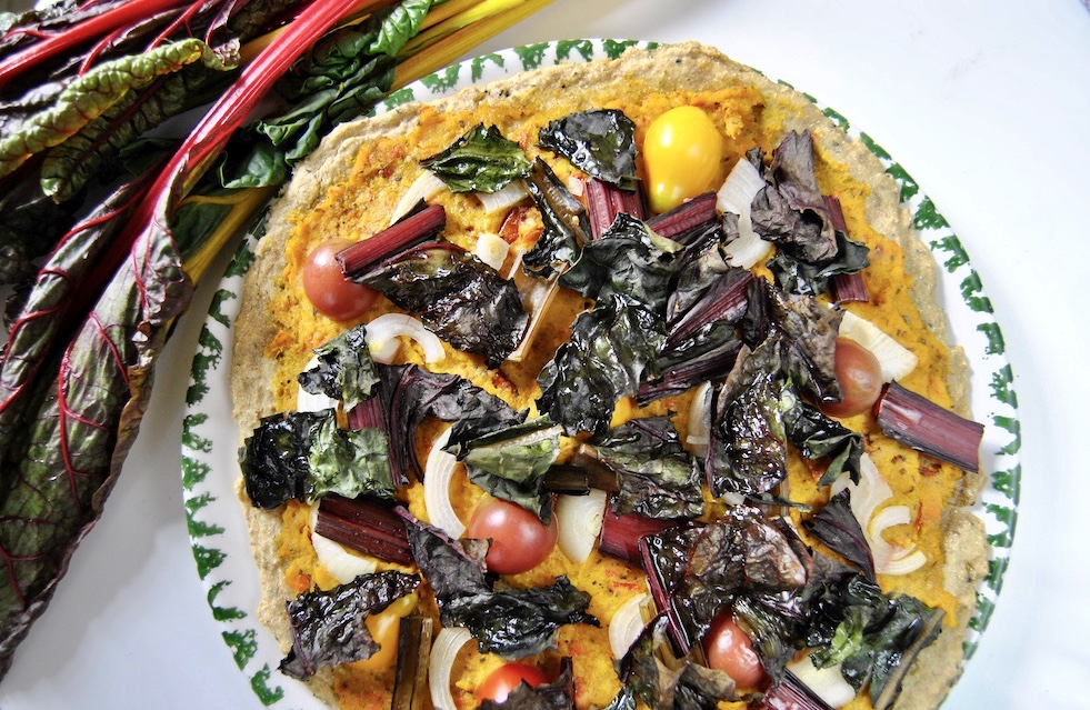 Kichererbsen Pizza mit Kürbiscreme und buntem Mangold