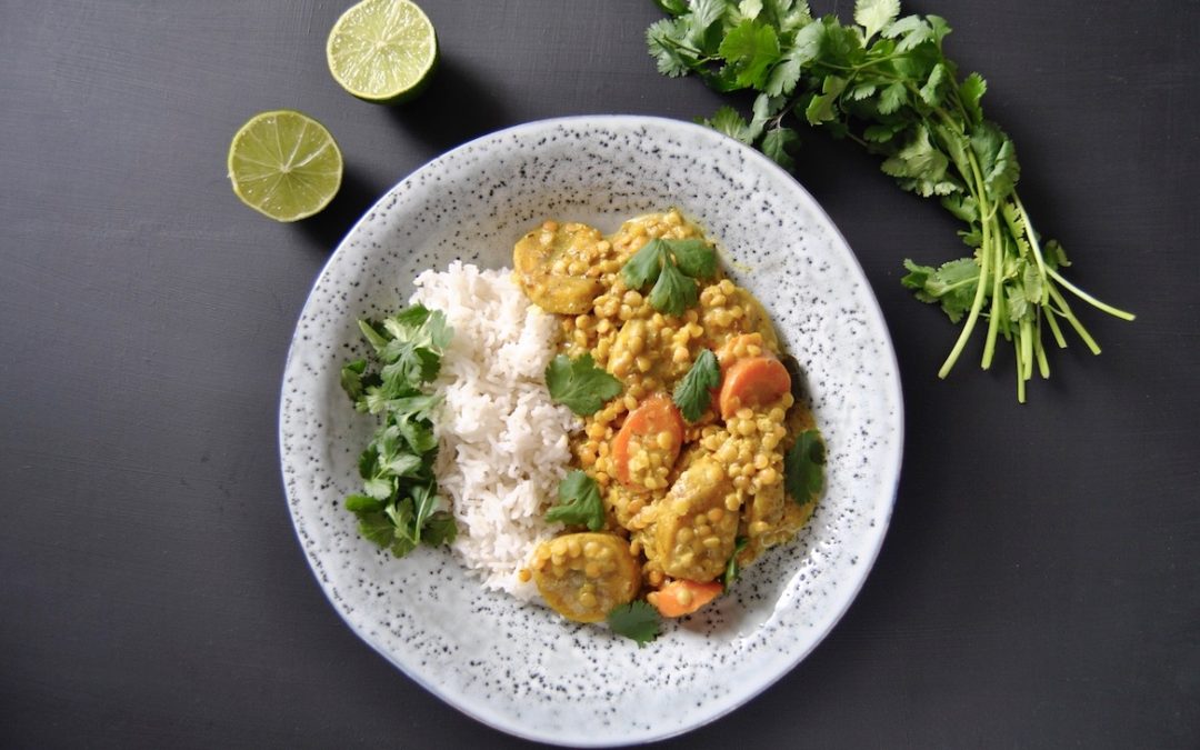 Kochbananen Curry mit roten Linsen und frischem Koriander