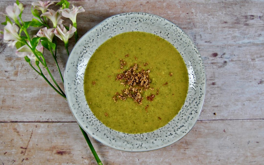 Brokkoli Süßkartoffelsuppe mit Sesam Limetten Crunch