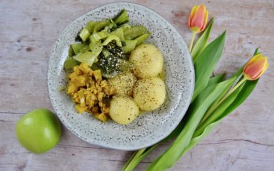 Kartoffel Klöße mit Frühlings Gemüse und Apfel Kokos Chutney
