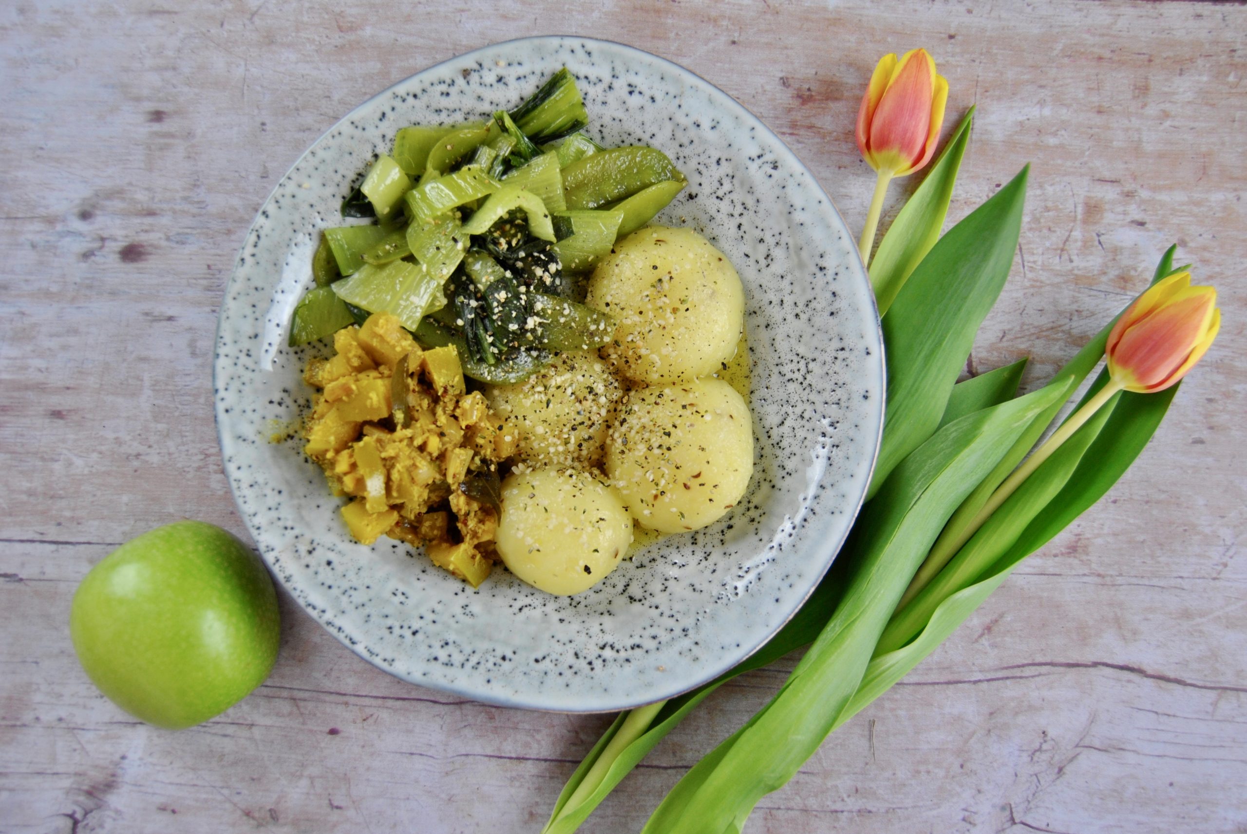 Kartoffel Klöße mit Frühlings Gemüse und Apfel Kokos Chutney | Laya ...