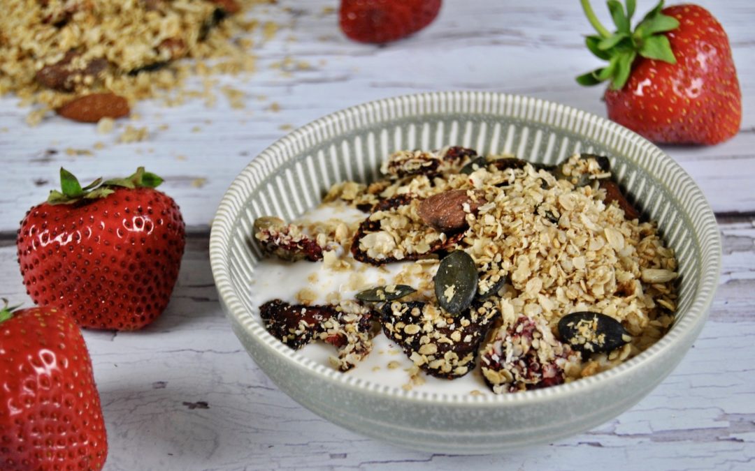 Sommer Granola mit Erdbeeren