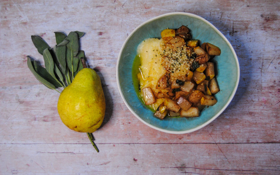 Ayurvedisches Polenta Porridge mit Salbei Birnen