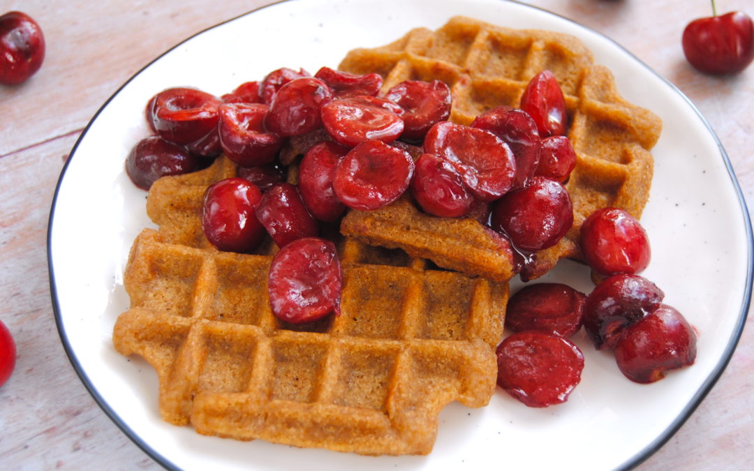 Ayurvedische Vollkorn Waffeln mit heißen Kirschen